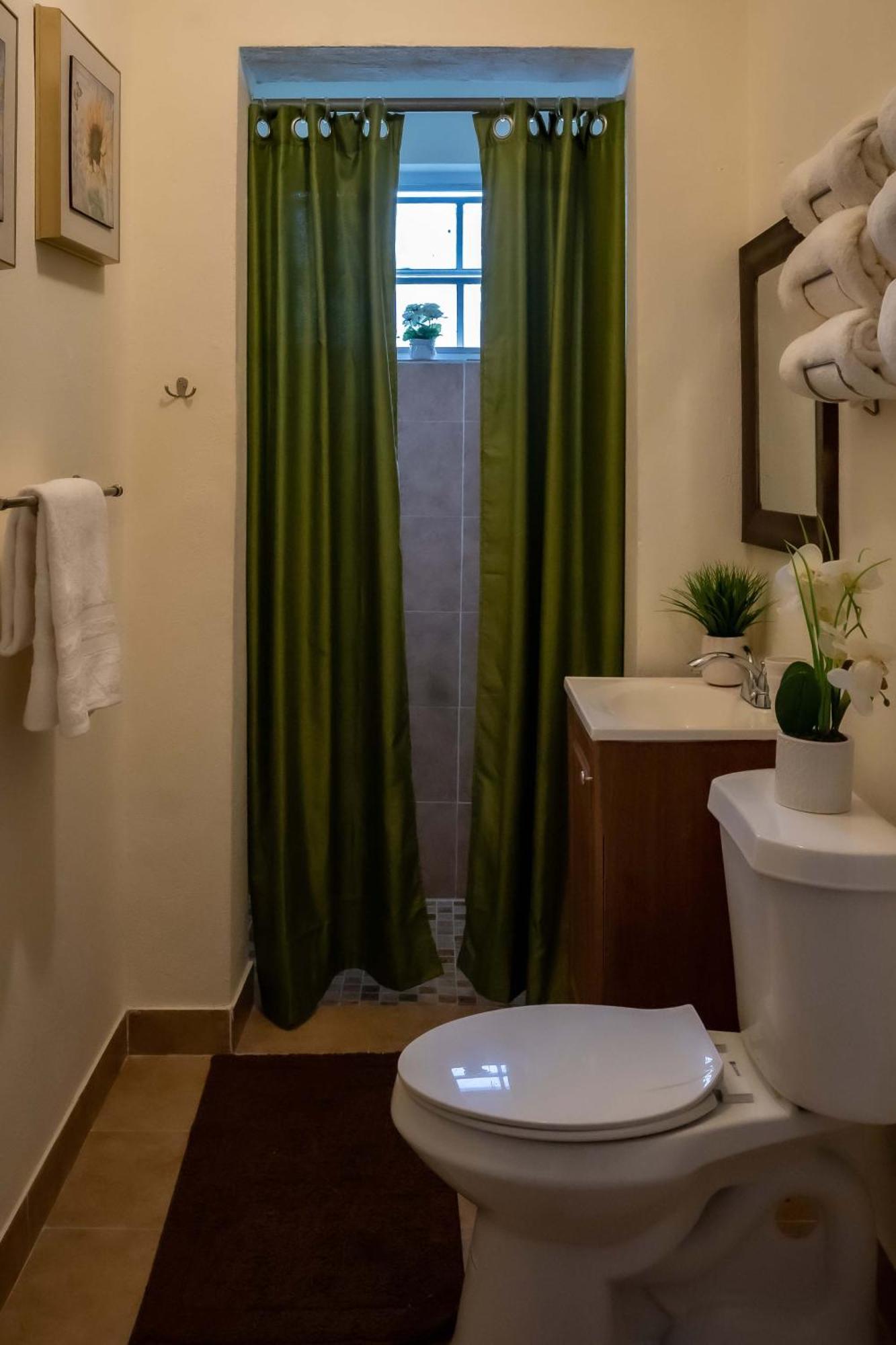 A Taste Of Paradise - Vacation Rentals Close To Us Embassy & Restaurants แนสซอ ภายนอก รูปภาพ