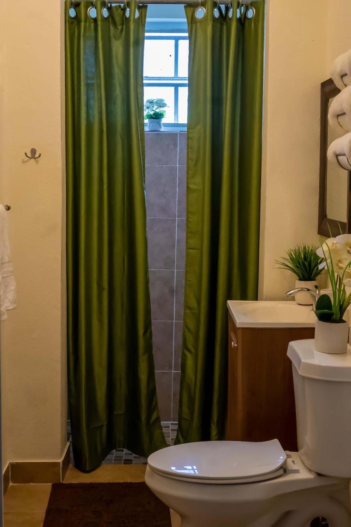 A Taste Of Paradise - Vacation Rentals Close To Us Embassy & Restaurants แนสซอ ภายนอก รูปภาพ